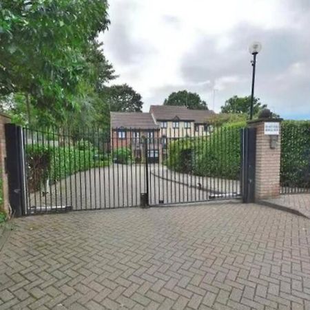 Lovely 2 Bedroom Flat With Free Parking New Southgate Exteriér fotografie