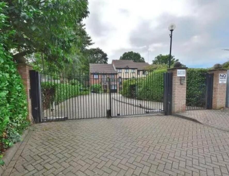 Lovely 2 Bedroom Flat With Free Parking New Southgate Exteriér fotografie