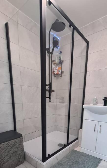 Lovely 2 Bedroom Flat With Free Parking New Southgate Exteriér fotografie